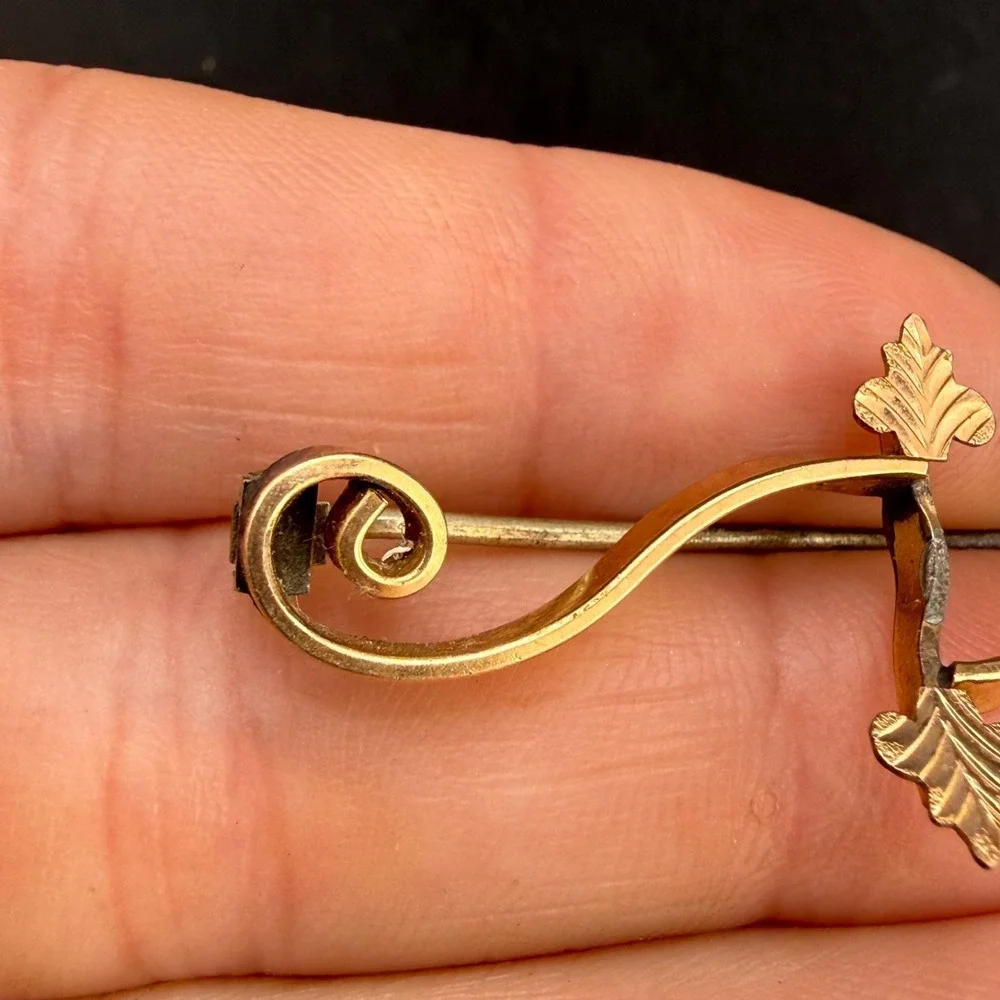 Vintage Art Deco Brooch Gold Tone Leaf